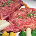 東の横綱は、厚切り肉。これまた生でも喰える極上の分厚さ。