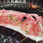 西の横綱、薄切り肉が土俵という名の金網に乗る
